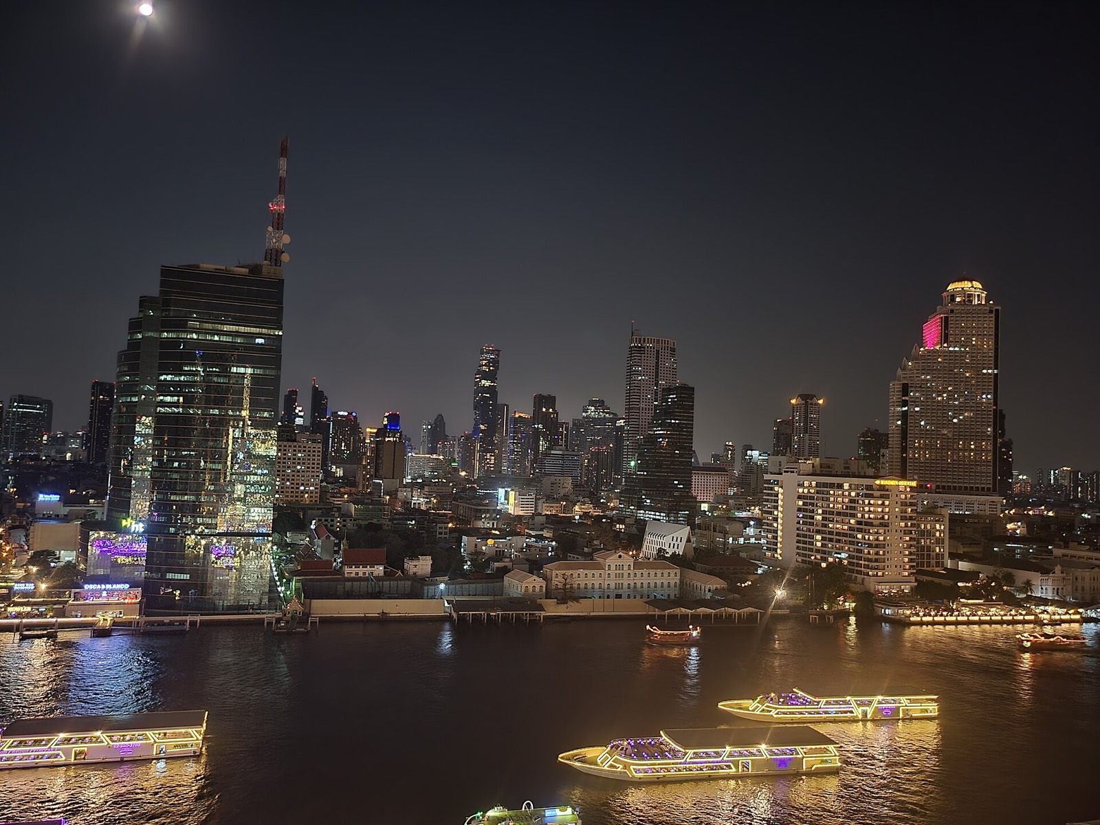 King Power Mahanakhon in the Bangkok skyline at night