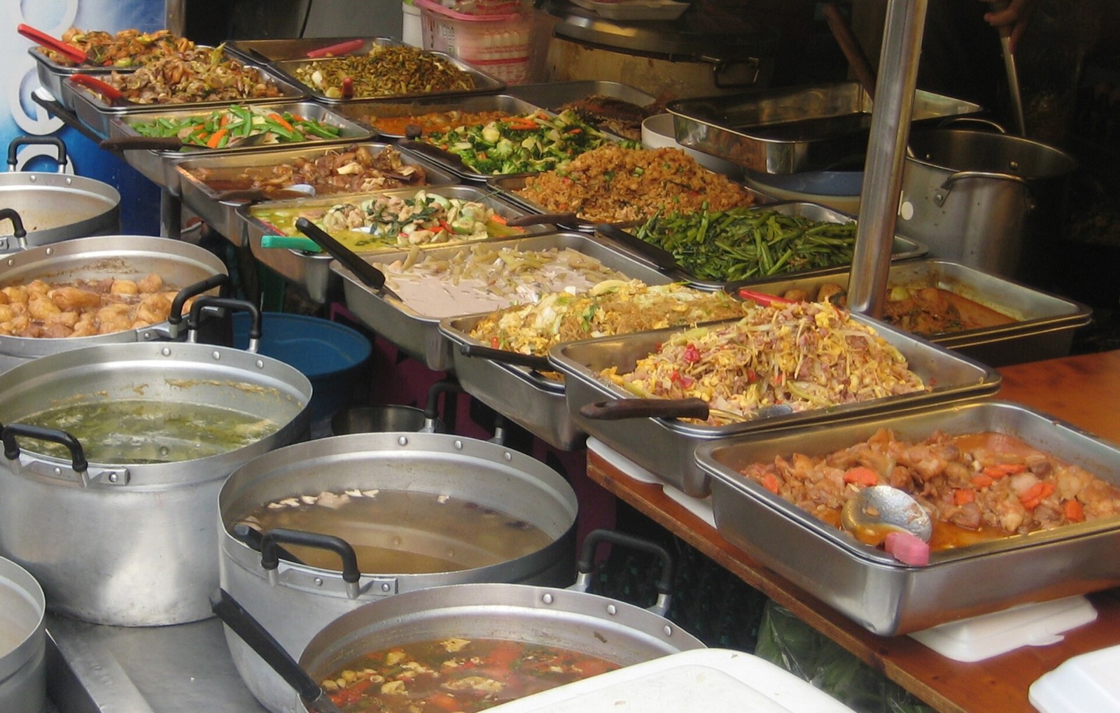 Food stalls and crowds on Yaowarat Road at night